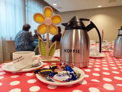 Logo voor Koffie+ Rijnsburg biedt ouderen een gezellig onderkomen